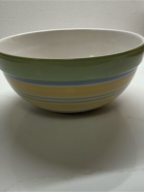 Pampered Chef Ceramic mixing and serving bowl. Very Good Condition. Striped.